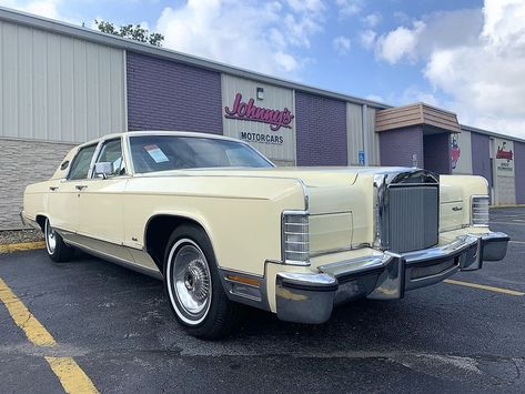 1978 Lincoln Continental Town Car Sedan | Hemmings 1978 Lincoln Continental Town Car, Lincoln Motor Company, Lincoln Motor, Lincoln Cars, Factory Building, Grand Marquis, Town Car, Old School Cars, Lincoln Continental