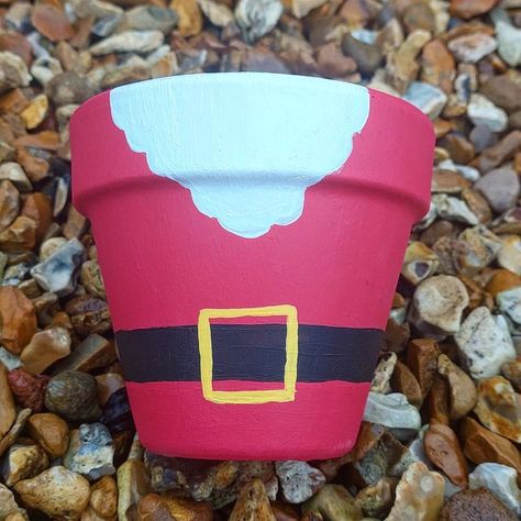 Plant Pot Christmas Ideas, Santa Flower Pots, Christmas Crafts With Clay Pots, Christmas Pot Ideas, Christmas Pot Painting Ideas, Christmas Plant Pots, Terracotta Crafts, Pots Painting, Painting Pots