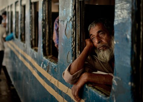 Street Photography People, Steve Mccurry, Dhaka Bangladesh, Photographs Ideas, Rule Of Thirds, Life Is A Journey, Cinematic Photography, Documentary Photography, Street Photo