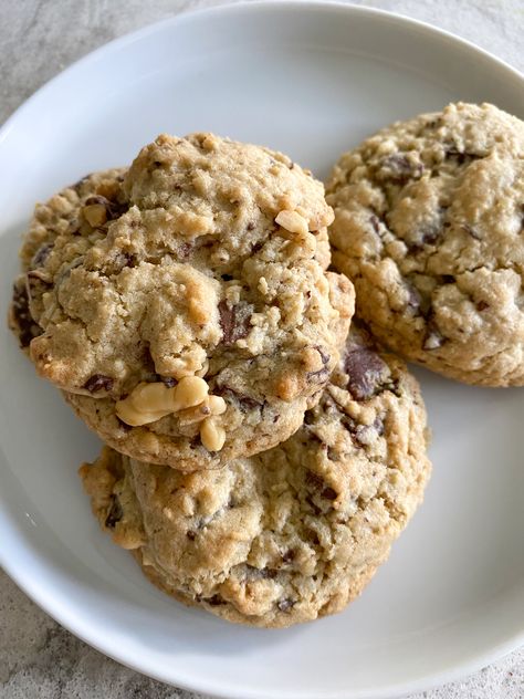 Neiman Marcus Chocolate Chip Cookies! Here's the $250 chocolate chip cookie recipe you have to try! They are so good! Neiman Marcus Chocolate Chip Cookies Recipe, Neiman Marcus Chocolate Chip Cookies, Neiman Marcus Cookie Recipe, Neiman Marcus Cookies, Frozen Cookies, Chocolate Chip Cookie Recipe, Chip Cookie Recipe, Eat Lunch, Chocolate Baking