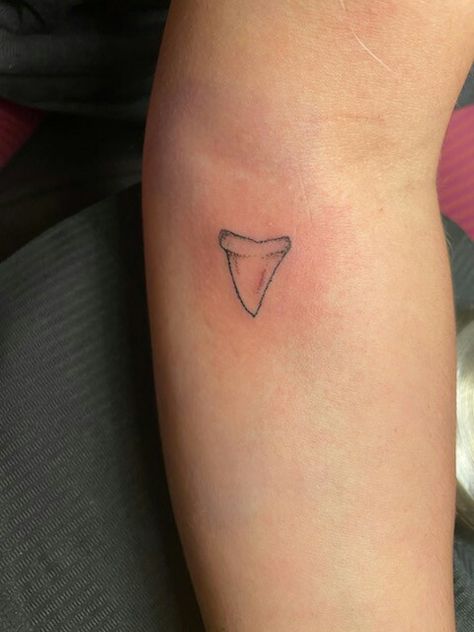 Shark Tooth Finger Tattoo, Tattoo Ideas Female Beach, Small Shark Tooth Tattoo Simple, Shark Fin Tattoo Minimalist, Shark Stick And Poke, Dainty Shark Tooth Tattoo, Shark Stick And Poke Tattoo, Mini Shark Tattoo, Shark Tooth Stick And Poke