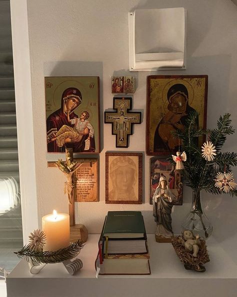 Altar Catholic, Home Altar Catholic, Catholic Altar, Prayer Bible, Catholic Decor, Prayer Corner, Prayer Time, Religious Pictures, Catholic Images