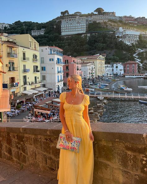 wearing a lot of yellow this summer💛 Rome Italy Aesthetic Outfits, Vacay Pics, Foto Inspo, Inspo Fits, Beach Ootd, Italian Vacation, Honey Moon, European Girls, Insta Ideas