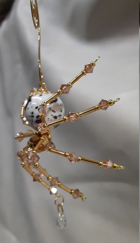 Diy Glass Jewelry, Diy Bead Spider, Christmas Spider Ornament Diy, Small Bead Crafts, Wire Bead Animals, Small Bead Ideas, Beaded Spider Tutorial, Bead Diy Crafts, Beaded Spiders How To Make