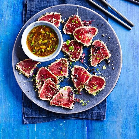 Seared tuna tataki Easy Tuna Recipes, Tuna Tataki, Asian Dish, Seared Tuna, Japanese Recipes, Instagram Food, Asian Dishes, Chopsticks, Fish And Seafood