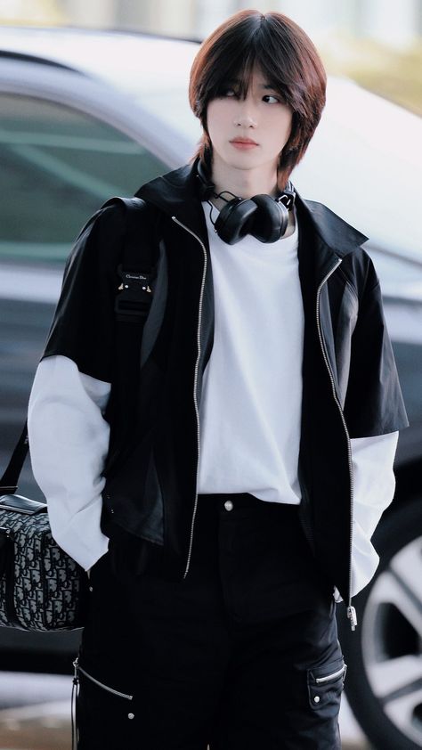 Beomgyu Airport, Asian Man, Choi Beomgyu, Txt Beomgyu, Emo Boys, Kpop Guys, Airport Style, Nature Scenes, Boyfriend Pictures