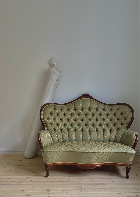 Grandma Couch Aesthetic, Cottage Core Sofa, Vintage Couches Living Room, Vintage Sofa Aesthetic, Antique Couch Living Room, Cottagecore Couch, Fancy Couch, Antique Couches, Vintage Couches