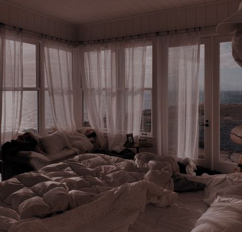 Huge Room Aesthetic, Huge Bedroom Luxury Aesthetic, Big Aesthetic Room, House Inside Background, Roleplay Ideas Bedroom, Therapy Room Aesthetic, Bedroom Big Bed, Atlanta Penthouse, Big Comfy Bed