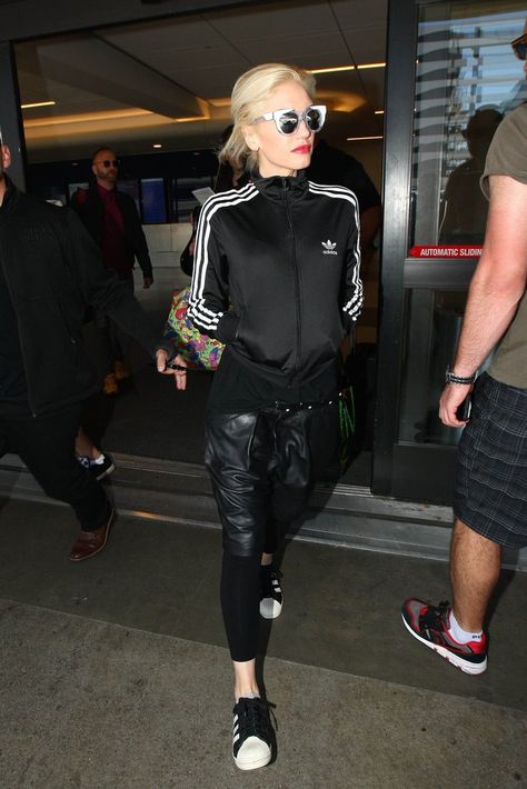 While tracksuits can be cute as is, Gwen Stefani opted to make things more interesting, swapping out the matching pants for loose leather joggers. Celebrity Travel Style, Looks Adidas, Gwen Stefani Style, Travel Outfit Plane, Look Adidas, Leather Joggers, Adidas Vintage, Adidas Outfit, Gwen Stefani