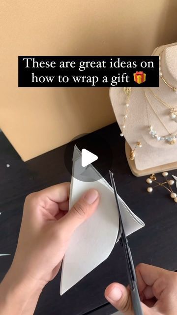 Cow Wrapping Ideas, How To Package Gifts, How To Gift Wrap A Necklace, Cute Way To Wrap Gifts, How To Make Gift Bags Out Of Paper, Unusual Gift Wrapping Ideas, Canvas Wrapping Ideas, How To Rap Clothes Gift, Gift Paper Bags Ideas