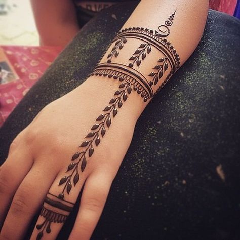 Want to enhance the looks of your wrist without any jewel or ornaments, than bracelets mehndi could beautify it. Here the best Bracelet Mehndi Designs. Messi Design, Henna Jewelry, Mehndi Designs Finger, Henna Hand Designs, Henne Tattoo, Wrist Henna, Jagua Henna, Simple Mehendi Designs, Tato Henna