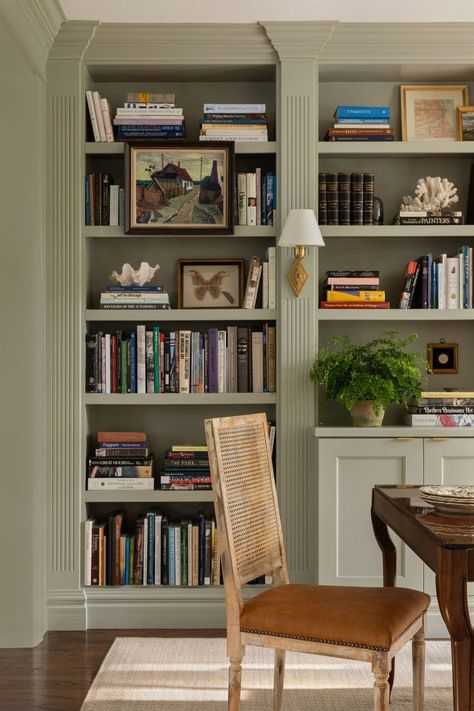 Green Bookshelves, Painted Built Ins, Bookshelf Styling, Up House, Built In Bookcase, Built In Shelves, Shelf Styling, Classic Interior, Home Library