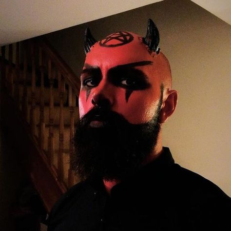 Demon look for men on Halloween 2023: Best 16 costume ideas Halloween Makeup For Men With Beards, Devil Makeup Men, Demon Makeup Men, Halloween Makeup Men Beard, Film Makeup, Halloween Costumes Brunette, Demon Makeup, Boo Party, Basic Halloween Costumes