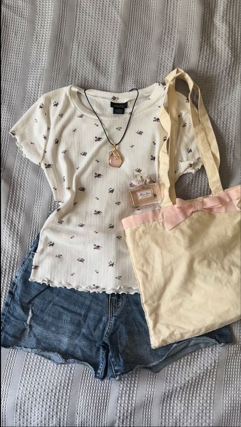 Simple Coquette Outfit, Free Style Fashion, Comfy Girly Outfits Summer, Outfit Shorts Ideas, Outfit Inspo Jean Shorts, Coquette Style Summer, Coquette Outfit Ideas Summer, Girly Summer Outfits Shorts, Summer Outfits Girly