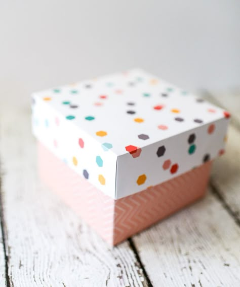 Make your own beautiful gift boxes out of colorful cardstock with this tutorial. Homemade Gift Boxes, Cardstock Projects, Diy Gift Boxes, Diy Gift Box Template, Cardstock Crafts, Wallpaper Crafts, Diy Packaging, Folding Origami, Gift Box Ideas