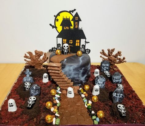 Witch Cakes, Graveyard Cake, Haunted House Cake, Witch Cake, Halloween Haunted House, House Cake, Halloween Haunted Houses, Halloween 2019, Family Birthdays