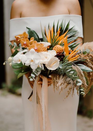 Palm Fronds Wedding Decor, Subtle Tropical Wedding, Tropical Wildflower Bouquet, Tropical Boho Bouquet, Golden Hour Wedding Colors, Tropical Flowers Wedding Decor, Modern Tropical Wedding Flowers, Tropical Wedding Bouquets Simple, Tropical Boho Wedding Decor