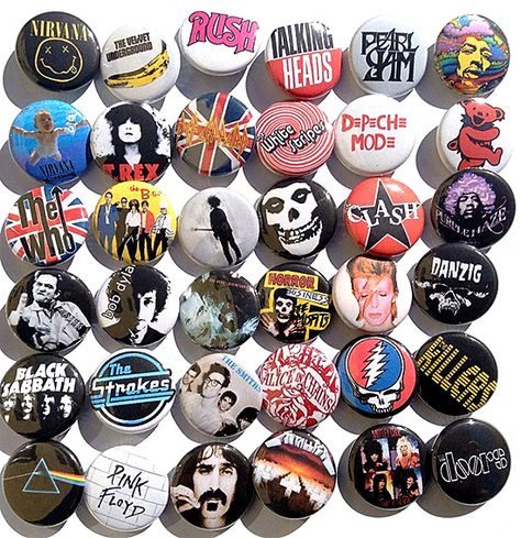 Band Merch Ideas, Retro Buttons, Punk Patches, Backpack Outfit, Punk Pins, 80s Jacket, Grunge Music, Bag Pins, Diy Pins