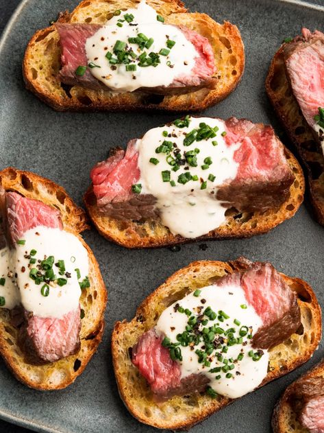 Sauce For Filet Mignon, Steak Crostini, Steak Appetizers, Filet Mignon Roast, Foods Dinner, Grill Sandwich, Crostini Appetizers, Horseradish Cream, Crostini Recipes