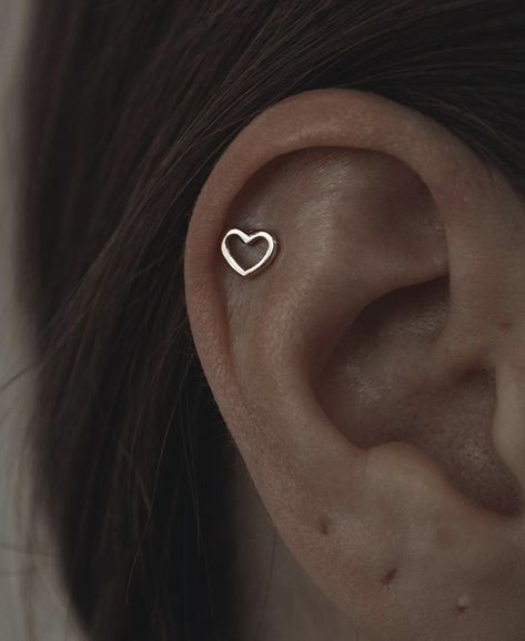 Ear Pirsing Ideas Women, Helix Earrings Ideas, Ear Piercing Helix Ideas, Helix Earrings Aesthetic, Helix Piercing Ideas, All Ear Piercings, Ušný Piercing, Minimalist Ear Piercings, Creative Earrings