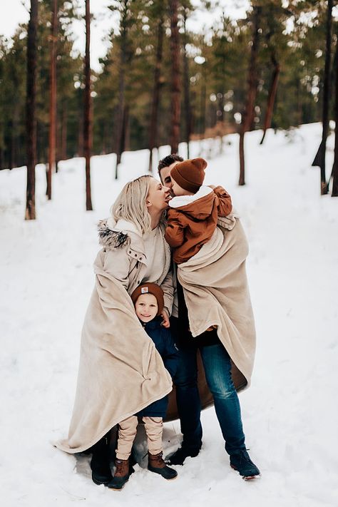 How to Dress for Family Photos in the Winter | Colorado Springs Family, Maternity & Newborn Photographer Family Photoshoot Snow, Winter Photoshoot Ideas Family, Snow Family Photoshoot, Winter Family Photo Ideas, Family Photo Winter, Family Winter Photoshoot, Snow Family Photos, Snowy Family Photos, Winter Family Photoshoot Outfits