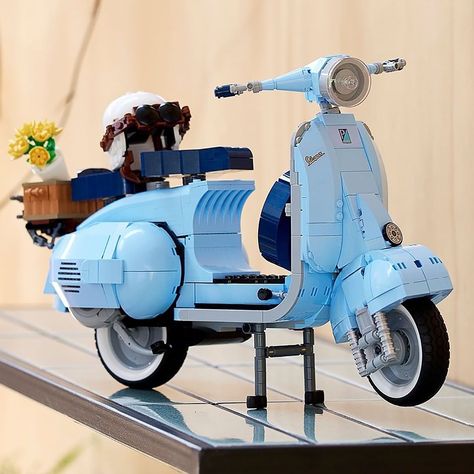 Pastel, Lego Vespa, Lego For Adults, 125 Scooter, Vespa Logo, Scooters Vespa, Lego Building Sets, Vespa 125, Vespa S