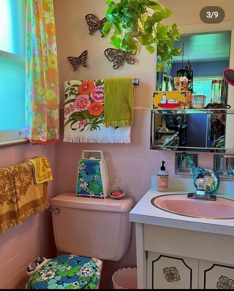 Diy Aesthetic Bathroom Decor, 70s Retro Bathroom Ideas, Weird Bathroom Ideas, Kitschy Bathroom Decor, Bathroom 70s Style, Funky Bathroom Aesthetic, 70s Bathroom Ideas, Funky Bathroom Decor Ideas, Grandma Core Bathroom