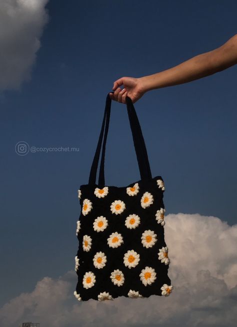 Crochet tote bag Daisy Crochet Bag, Granny Square Pattern Free, Daisy Bags, Daisy Crochet, Tote Bag Tutorial, Black Daisy, Sweet Ideas, Crochet Bag Tutorials, Handmade Crochet Bags