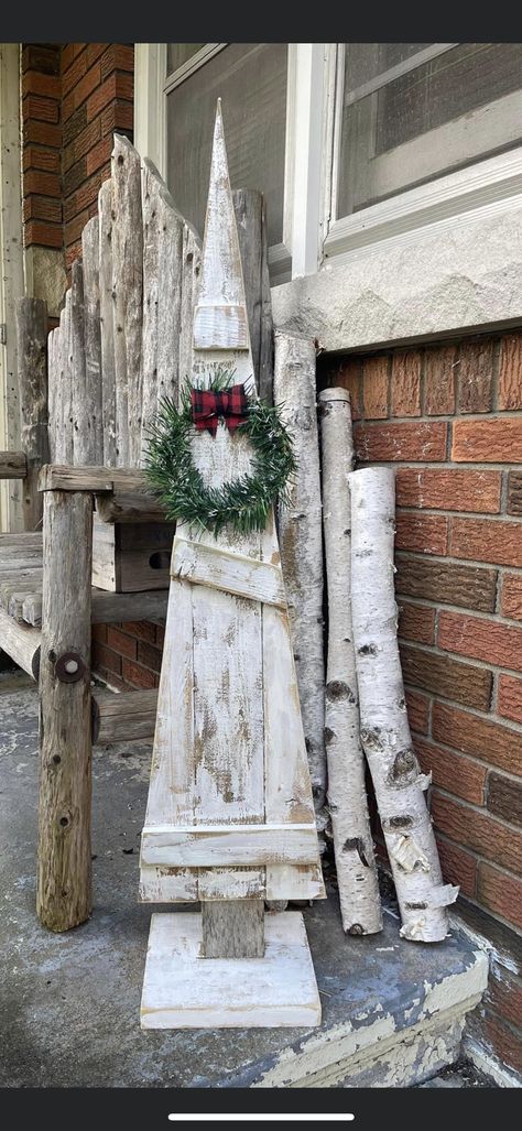 Grinch Tree Diy Wood, Diy Wood Christmas Trees Outdoor, Barnwood Christmas Trees, Primitive Wood Christmas Tree, Pallet Wood Christmas Tree Diy, Pallet Wood Christmas Trees, Wood Block Christmas Tree, Diy Wood Christmas Tree Decor, Nome Christmas Tree