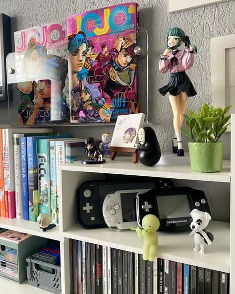 Gaming Shelf Ideas, Game Display Ideas, How To Organize Your Room, Anime Shelves, Geek Room Ideas, Manga Room Decor, Cosplay Room, Otaku Room Aesthetic, Nerdy Room