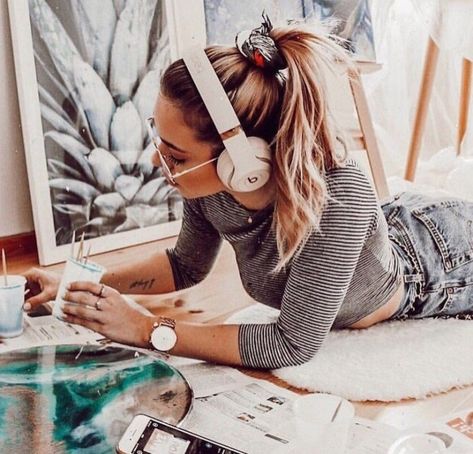 7 Hobbies To Try During Your Free Time - Society19 Beach Canvas Paintings, Painter Photography, Canvas For Beginners, Creative Photoshoot Ideas, Artist Aesthetic, Acrylic Painting For Beginners, Shooting Photo, Artist Life, Beginner Painting