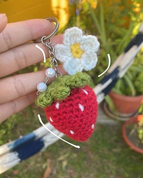 Crochet Hand Warmers, 100 Crochet Stitches, Crochet Diy Tutorial, Crochet Strawberry, Beginner Crochet Tutorial, Quick Crochet Patterns, Crochet Keychain Pattern, Crocheting Ideas, Crochet Business