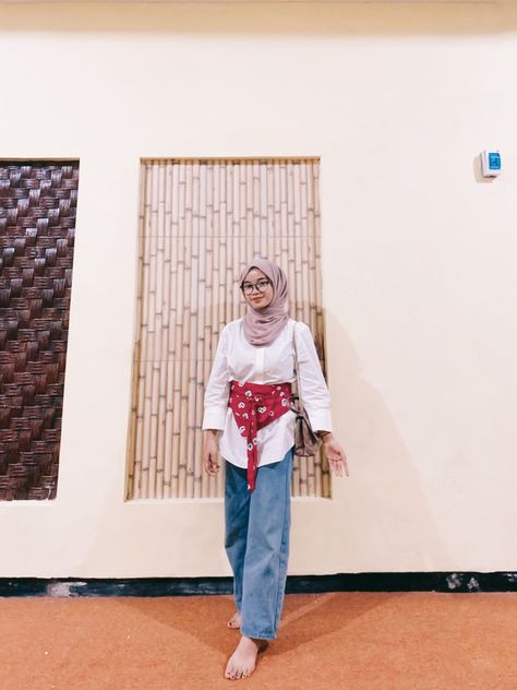 Obi belt, blouse putih, kulot jeans, fuchia, ootd hijab Ootd Obi Belt, Obi Belt Hijab, Ootd Obi Belt Hijab, Obi Belt Outfit, Waist Belt Outfit, Hijab Jeans, Belt Blouse, Casual Hijab, Casual Hijab Outfit