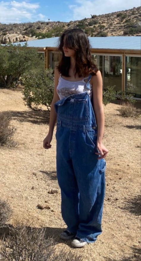 Modest Summer Outfits Jeans, Baggy Overalls Outfit 90s, Dungarees Aesthetic, Dungarees Outfit Aesthetic, Striped Overalls Outfits, Dungree Styles, Baggy Overalls Outfit, Farm Outfits, Overalls Aesthetic