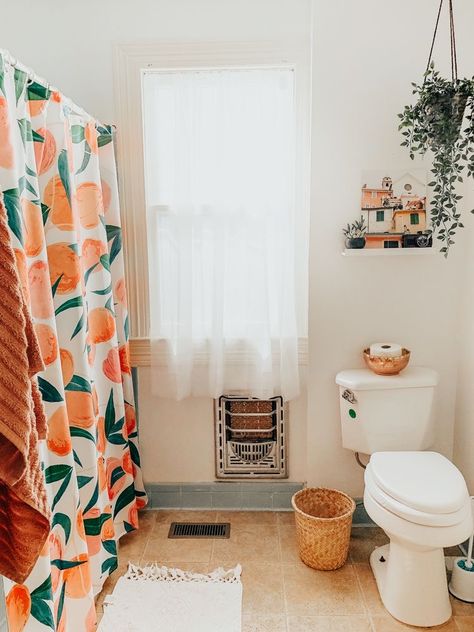 Peach Shower Curtain Bathroom, Bathroom Decor Peach, Peach Colored Bathroom, Peaches Bathroom, Fruit Bathroom Theme, Peachy Clean Bathroom, Peach Bathroom Ideas, Peachy Bathroom, Peach Bathroom Decor