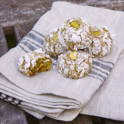 Gluten Free Italian Cookies, Italian Biscuits, Pistachio Gelato, Italian Christmas Cookies, Italian Cookie Recipes, Pistachio Cookies, Italian Pastries, Sicilian Recipes, Italian Cookies