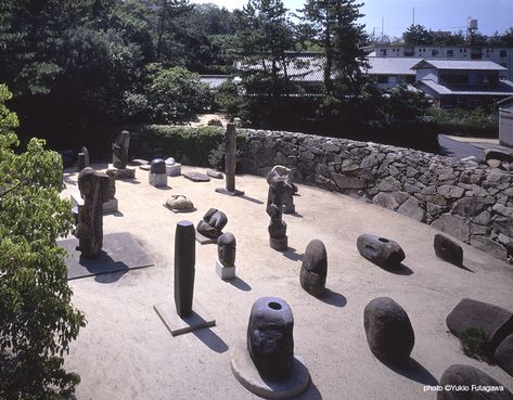 Noguchi Garden, Garden Museum, Rock Sculpture, Isamu Noguchi, Japan Travel Guide, Stone Garden, Stage Set, Stone Sculpture, Figurative Sculpture