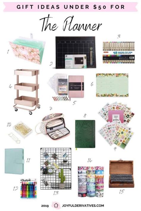 15 Perfect Gifts for Planners Under $50 / These are the perfect gift ideas for crafters, organizers, entrepreneurs, and more. Anyone who likes to plan will love these simple gift ideas! Use them for birthdays, achievements, or Christmas. #craftygift #giftideas #giftforplanner Organize Journal, Ideas For Planners, Simple Gift Ideas, Dollar Tree Gifts, Bullet Journal For Beginners, Stationary Gifts, Planner Tips, Organization Gifts, Binder Organization