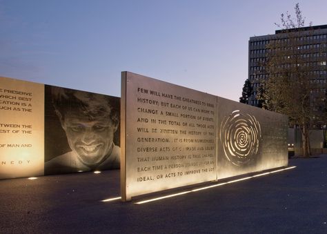 Robert F. Kennedy Inspiration Park, Los Angeles, CA. Gonzalez Goodale Architects (Photo: Henri Khodaverdi) Memorial Park Design, Interpretive Signage, Monument Park, Lighting Landscape, Concert Stage Design, Memorial Wall, Facade Lighting, Landscape Elements, Architectural Lighting