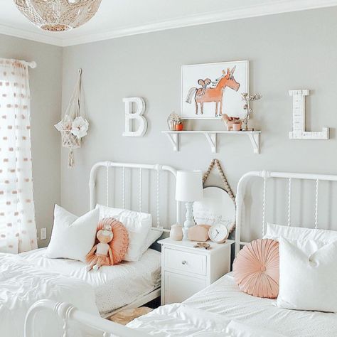 Here's What's Trending in the Nursery This Week - Project Nursery House Design App, Twin Girl Bedrooms, 3d House Design, Shared Girls Room, Design University, Furniture Light, Interior Design Programs, Design Home App, Toddler Girl Room