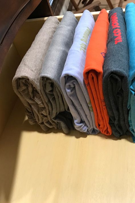 Organisation, Folding Tee Shirts, Shirt Folding Trick, T Shirt Storage, Clothes Life Hacks, Shirt Storage, Shirt Organization, T Shirt Folding, Old To New