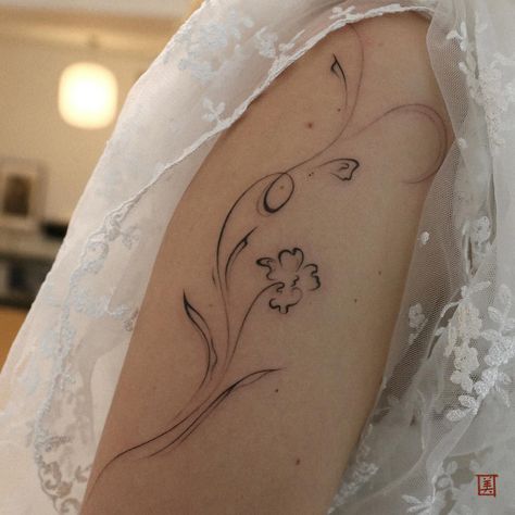 Flowers With Leaves Tattoo, Pretty Leaves Tattoo, Abstract Tattoo Flower, Flowy Flower Tattoo, Flowy Tattoo Design, Around The Arm Tattoo, Flowy Tattoo, Abstract Flower Tattoo, Flower Of May