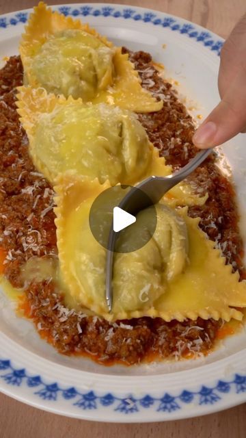 Ragu Bolognese, Bolognese Pasta, Fresh Ricotta, Ravioli Filling, Spinach Ravioli, Beef Pasta Recipes, Pasta Ravioli, Ragu Recipe, Filled Pasta