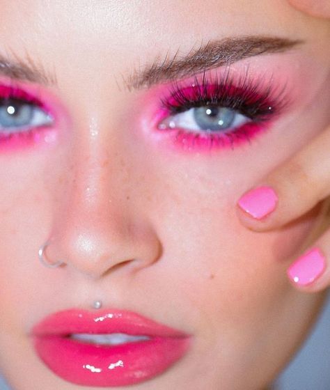 80s Makeup Looks, Pink Glitter Makeup, Disco Makeup, Pink Mascara, Pink Eyeshadow Look, 80s Makeup, Day Makeup Looks, Pink Eye Makeup, Neon Makeup