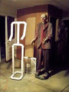 Budget Decorating. L Easy Diy Halloween Decorations, Casa Halloween, Pvc Pipes, Halloween Zombie, Adornos Halloween, Fun Halloween Decor, Halloween Yard, Easy Diy Halloween, Theme Halloween