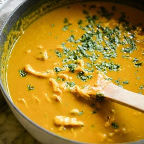 This butternut squash soup comes together quickly with roasted butternut squash, shredded chicken, and curry powder for a comforting, Paleo meal! Butternut Curry, Curried Butternut Squash, Pan Squash, Healthy Squash Recipes, Chicken Curry Soup, Butternut Squash Curry, Kari Ayam, Curried Butternut Squash Soup, Fed And Fit