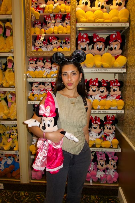 Disney Influencer, Disney Posts Instagram, Disney Aesthetic Vintage, Rainy Day Disney Outfit, 90s Disney, Cute Disneyland Pictures, Disney Pic Ideas, Disney Photoshoot, Vintage Disney Aesthetic