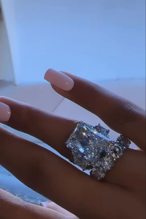 Massive Diamond Rings, Baddie Wedding Ring, Diamond Rings Black Women, Big Diamond Rings For Women, Ring On Black Skin, Cardi B Engagement Ring, Biggest Wedding Ring, Huge Wedding Rings Big Diamonds Rocks, Big Wedding Rings Gold