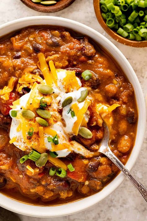 Best Pumpkin Chili Recipe - Jessica Gavin Pumpkin Beer Chili, Recipes Squash, Homemade Chili Seasoning, Recipes Chili, Turkey Pumpkin Chili, Pumpkin Chili Recipe, Chili Cookoff, Peter Pumpkin, Honey Cornbread