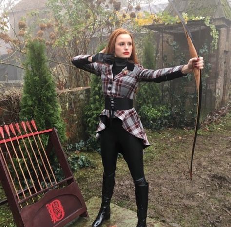 Riverdale Madeleine, Cheryl Blossom Aesthetic, Riverdale Fashion, Cheryl Blossom Riverdale, Karel Gott, Riverdale Cheryl, Riverdale Cast, Madelaine Petsch, Bow And Arrow